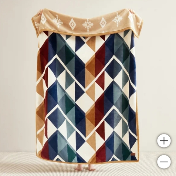 Pendleton Serrado Reversible Plush Throw - Picture 3 of 6